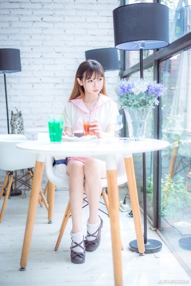 “原本我也如此认为。”诸葛亮摇头道：“但关中能够如此轻易兵不血刃拿下成都，皆是此人所谋。”